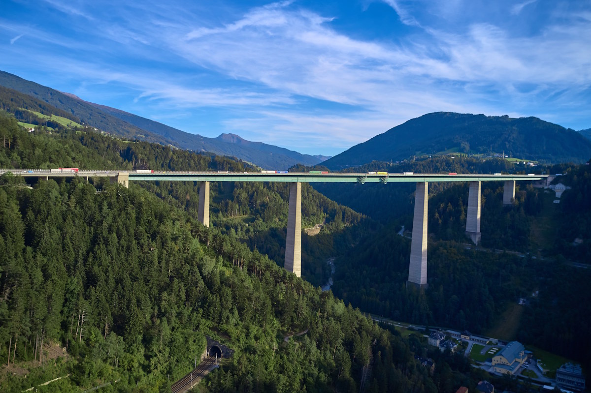 maut1.de-Blog: Bilder einer Autobahn, die auf einer Brücke eine Schlucht überspannt