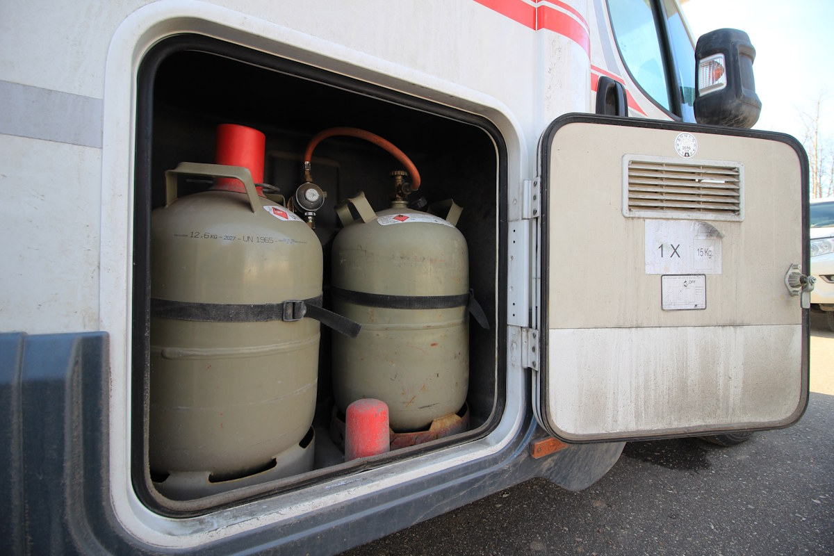 maut1.de-Blog: Gaskartuschen im Seitenfach eines Wohnmobils